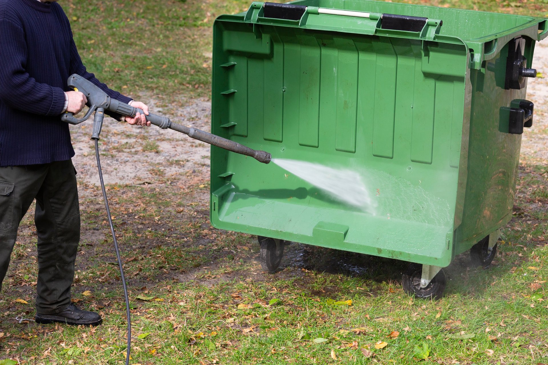 Professional trash bin cleaning service